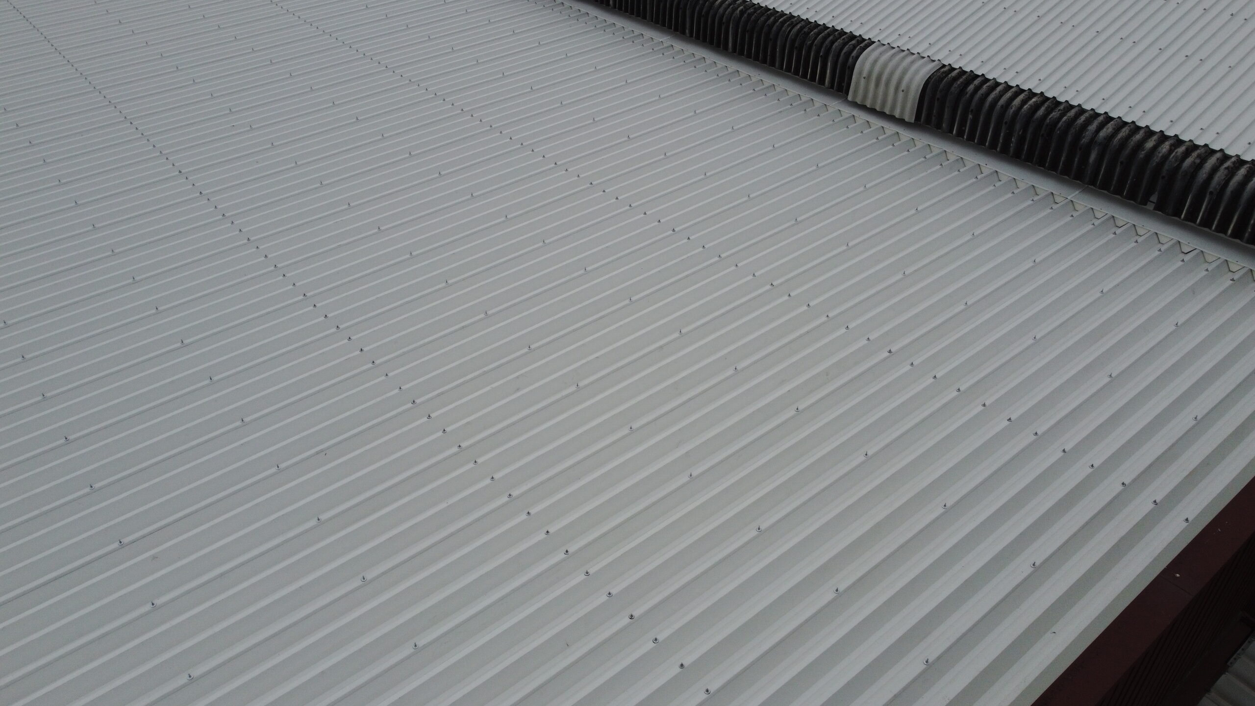 スレート屋根カバー工法施工後