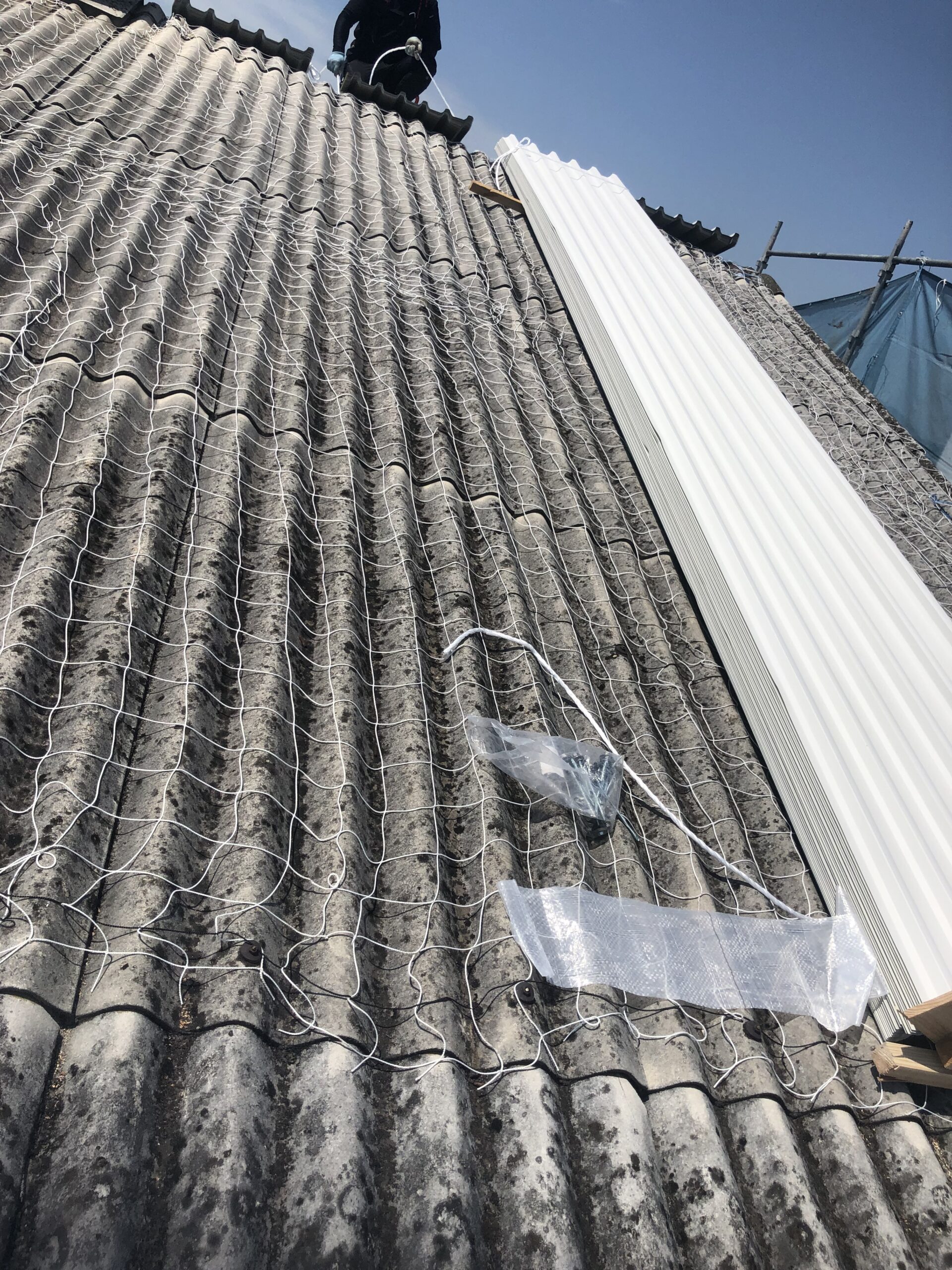 スレート屋根カバー工法施工中