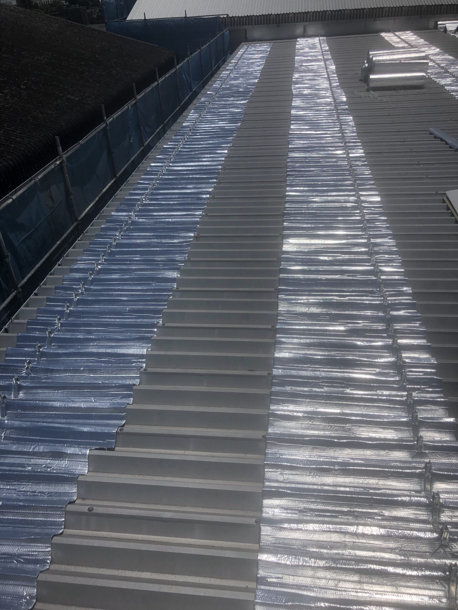 スレート屋根カバー工法施工中