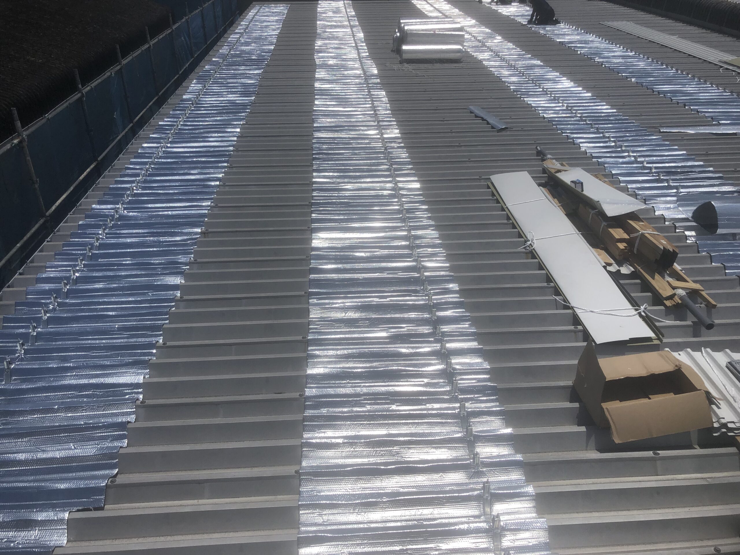 スレート屋根カバー工法施工中