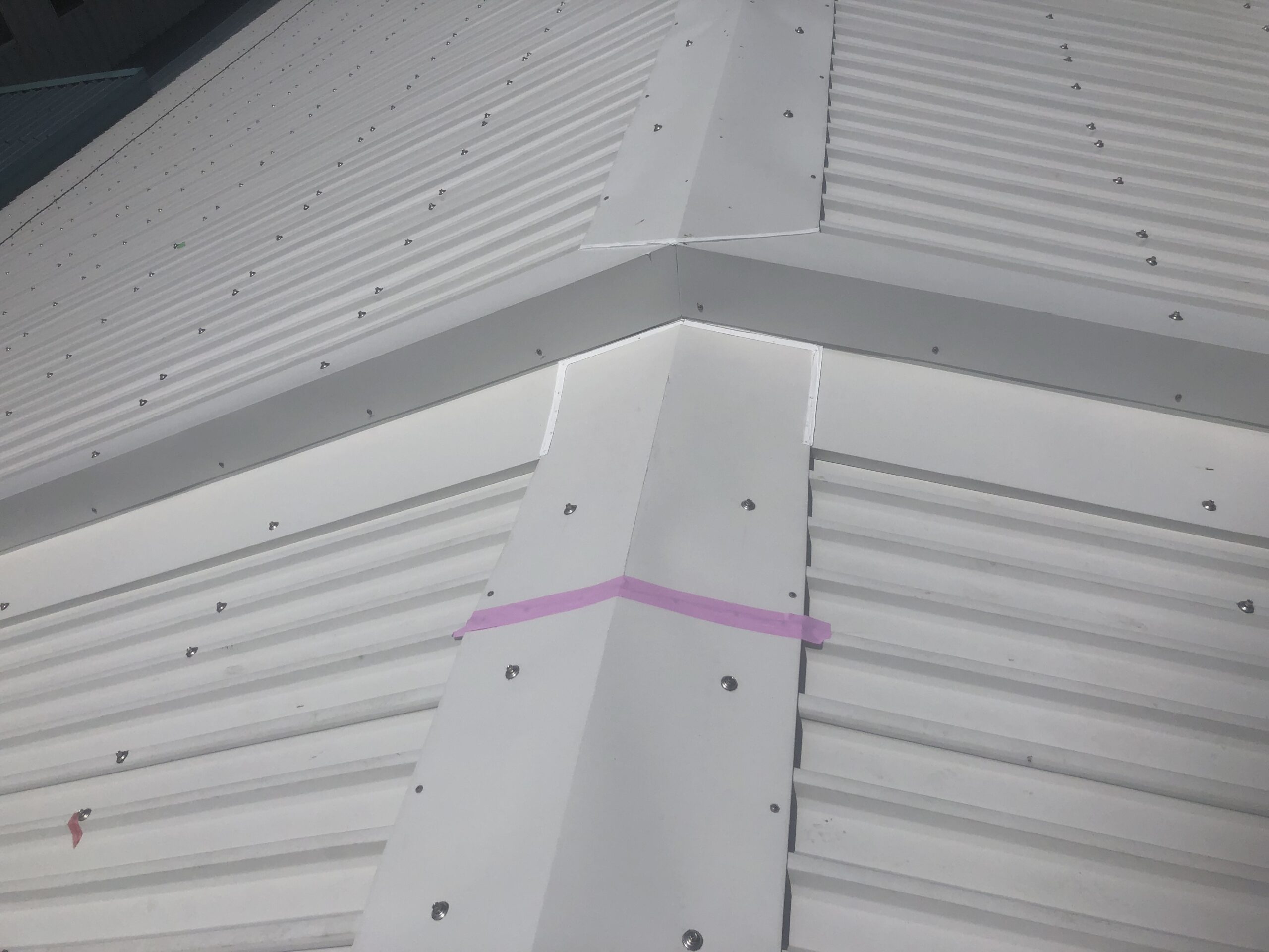 スレート屋根カバー工法施工中