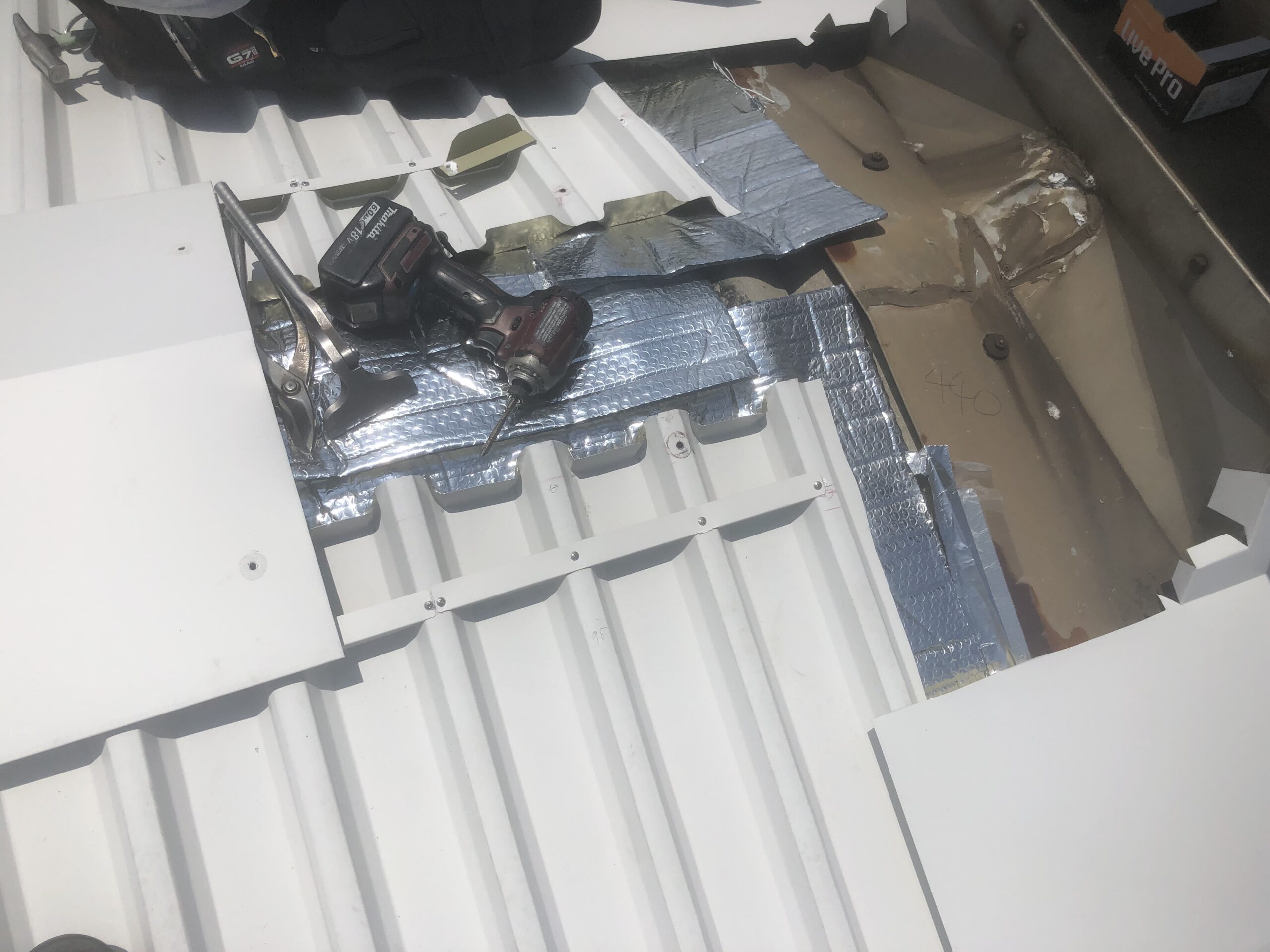 スレート屋根カバー工法施工中