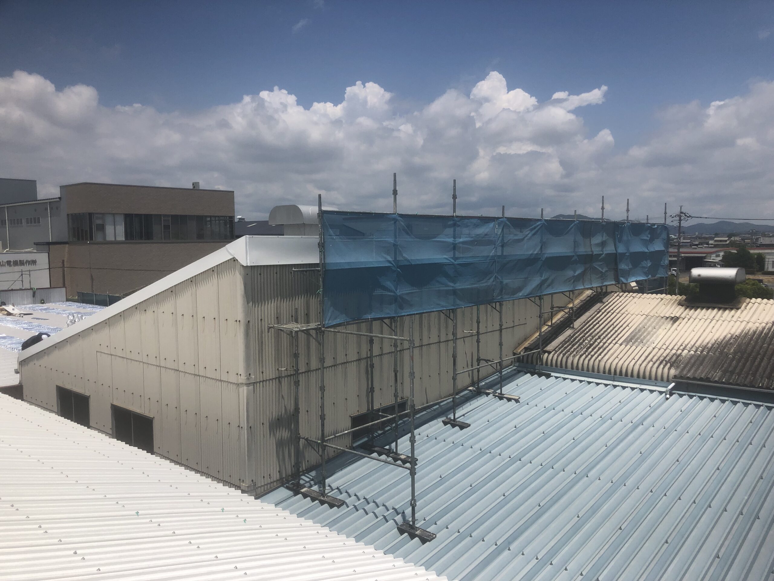 スレート屋根カバー工法施工中