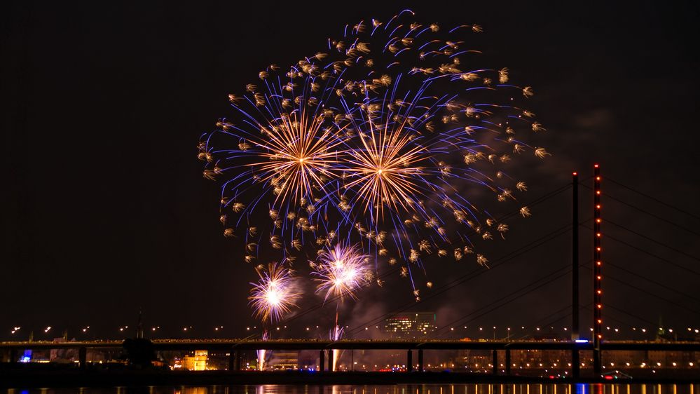 feuerwerk-duesseldorf-rheinkirmes-2018-49bcd253-40ea-46ab-b69a-9792604b84c7.jpg