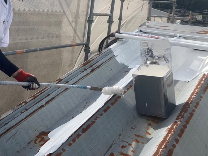 屋根　塗装工事　錆び止め　塗布