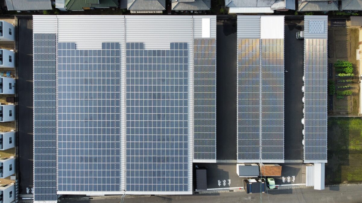 ㈱植田板金店駐車場の屋根