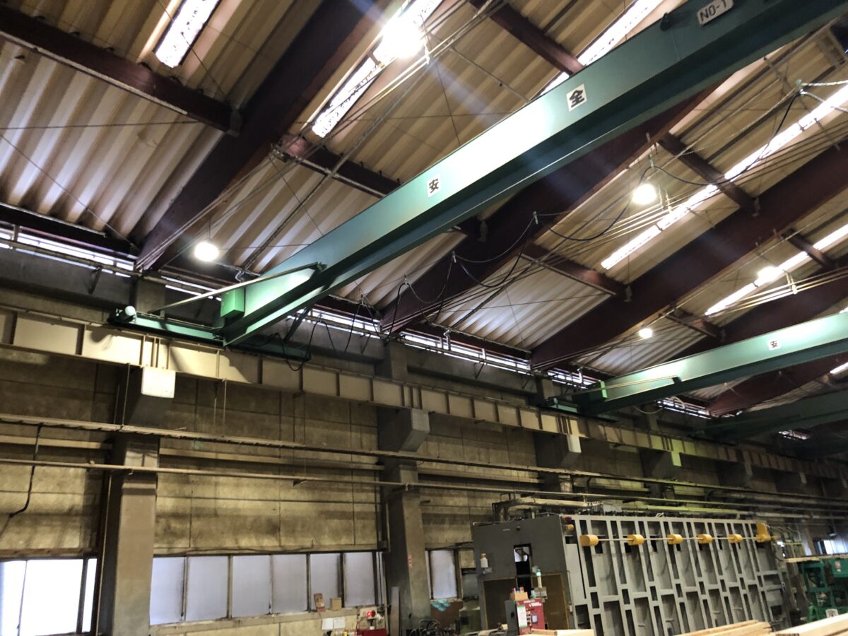 高い建物　内側