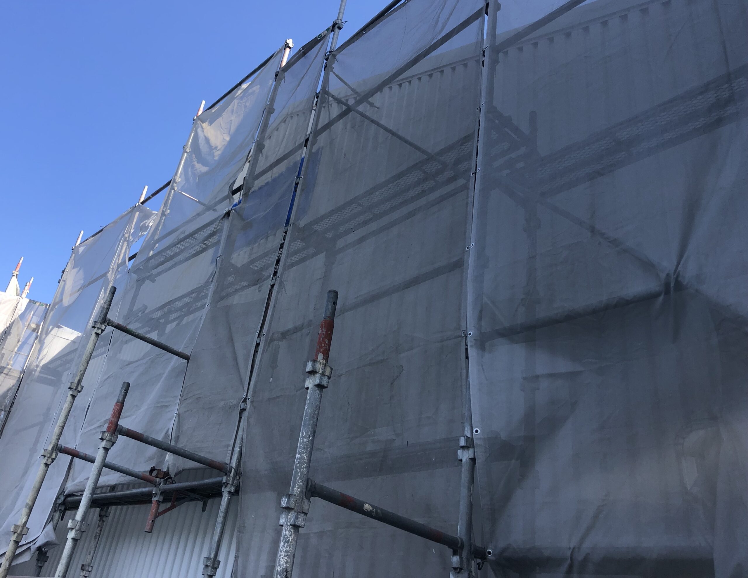 換気扇工事中　外側