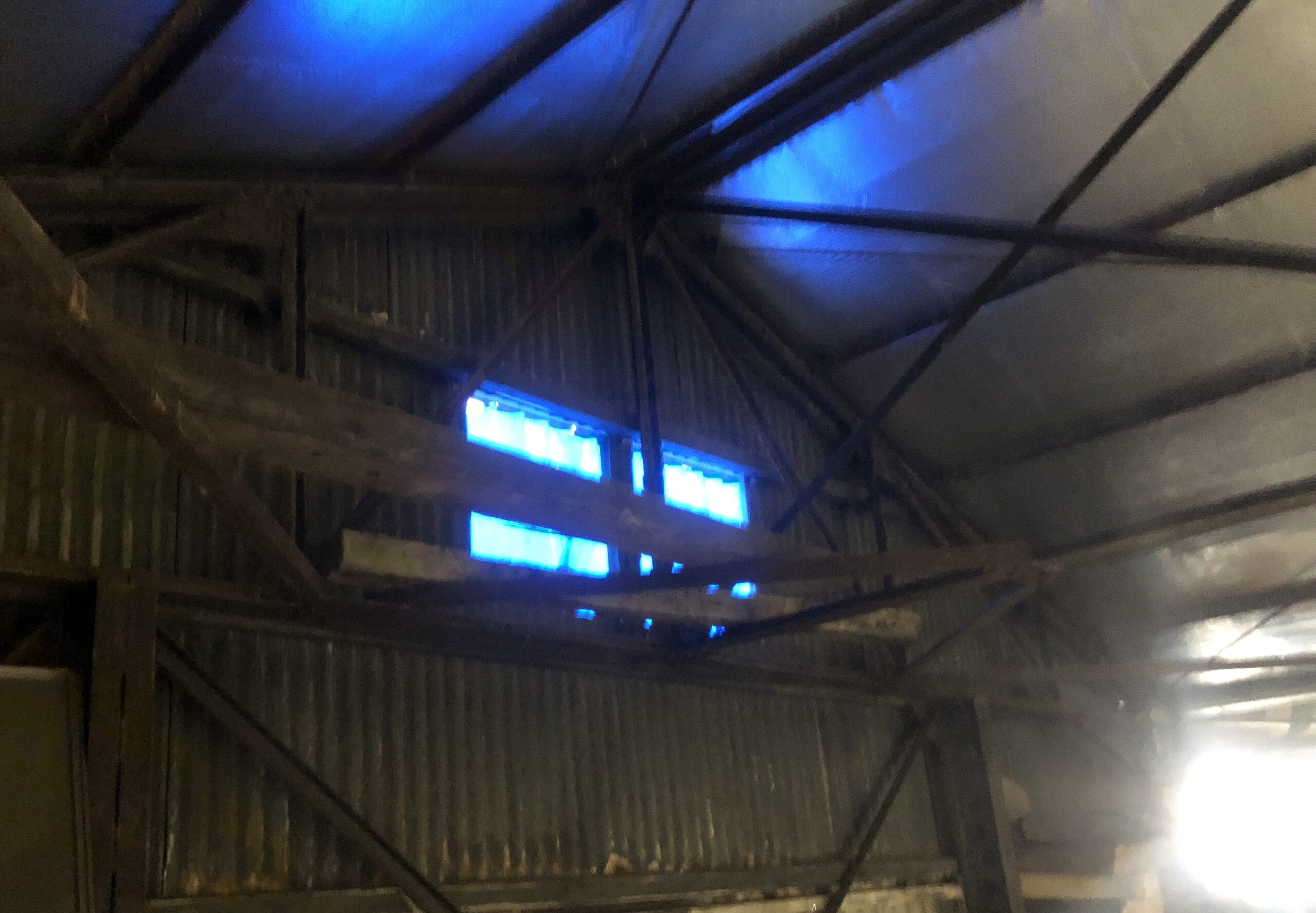 換気扇工事中　内側